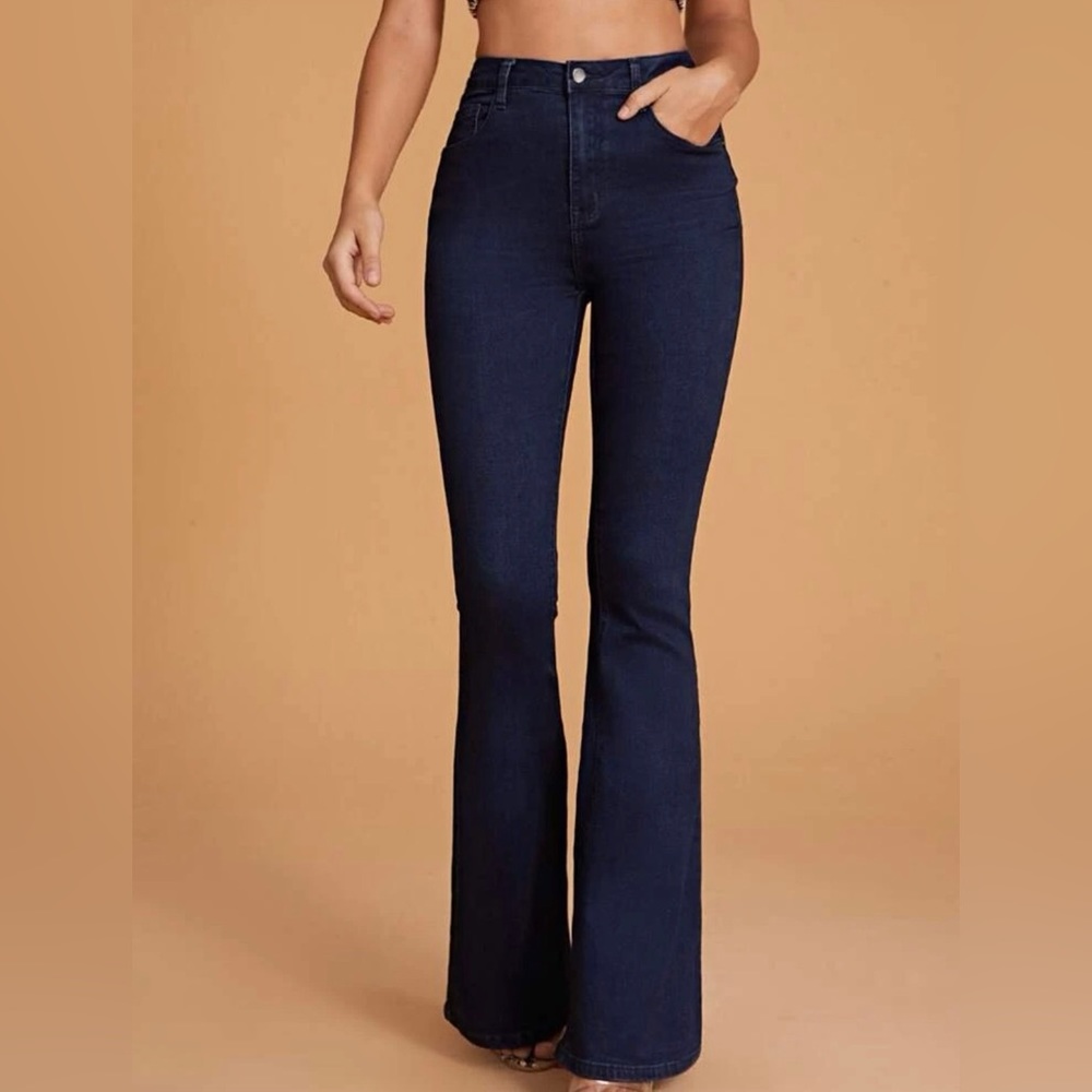 High-waisted, flare leg jeans. M(6)